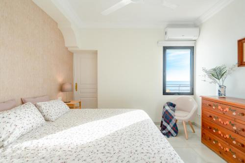 Postel nebo postele na pokoji v ubytování OleHolidays Mediterráneo Marbella Centro vistas panorámicas al mar