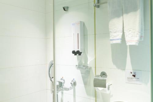 y baño con ducha y puerta de cristal. en i hotel - Taoyuan, en Taoyuan