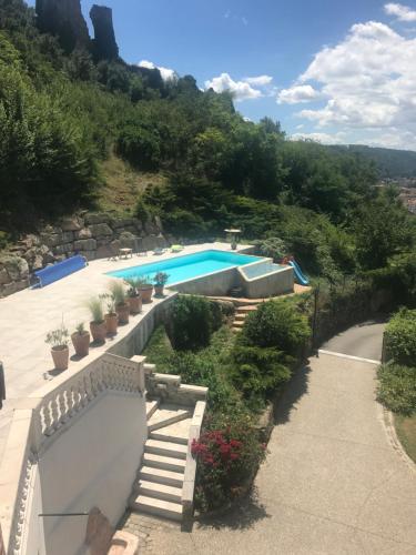 a view of a swimming pool with stairs and plants at Les terrasses du Rhône in Vienne