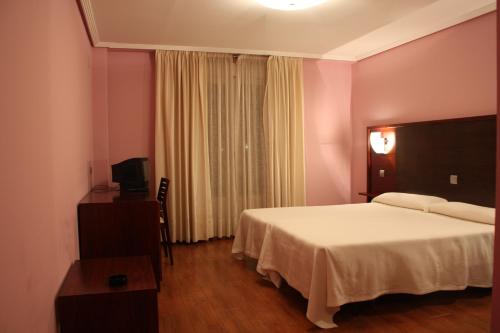 En eller flere senge i et værelse på Hotel Tremazal