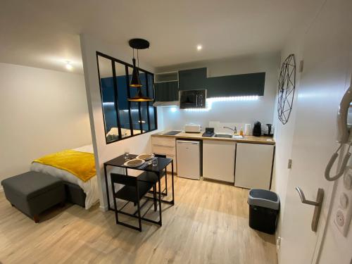 a small apartment with a kitchen and a bedroom at Le Standing - Au Coeur d'Agen - Self Checkin - Wifi - Netflix - Smart TV - Luqs fr in Agen