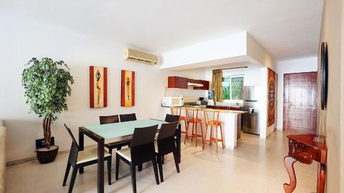 comedor y cocina con mesa y sillas en Meridian 107 condo, en Playa del Carmen