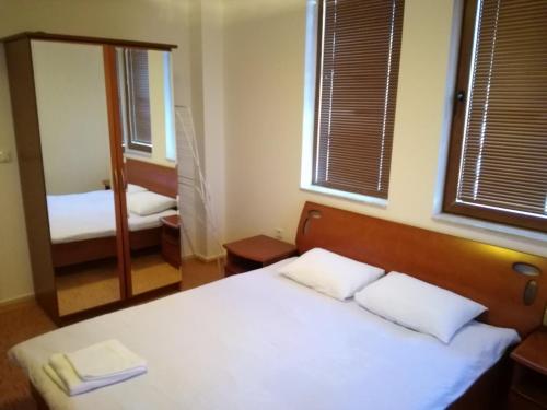 Postel nebo postele na pokoji v ubytování Grand Monastery Apart-Hotel