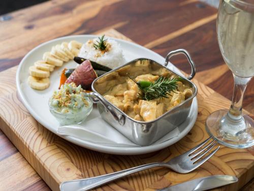 Makanan di atau berdekatan hotel