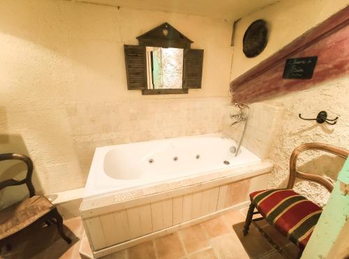 La salle de bains privative est pourvue d'une baignoire. dans l'établissement Grande maison dans la cité médiévale de Besse, à Besse-et-Saint-Anastaise