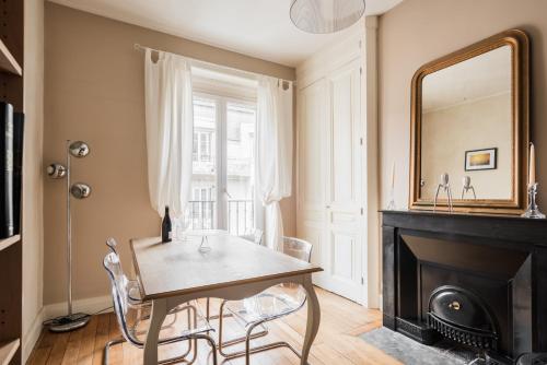 une salle à manger avec une table et un miroir dans l'établissement DIFY Universités - Bord du Rhône, à Lyon