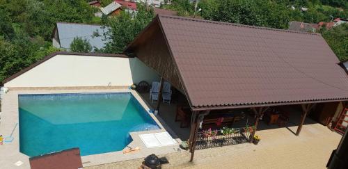 an overhead view of a building with a swimming pool at Limpedea Green House in Baia Mare