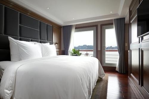 Cama o camas de una habitación en Paradise Grand Cruise - Lan Ha Bay