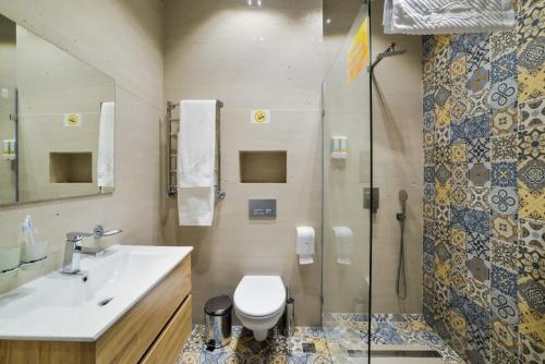 a bathroom with a toilet and a sink and a shower at Гостиничный комплекс Be Fine in Besqaynar