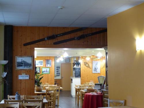 A restaurant or other place to eat at Hotel Le Progrés Dorlotel