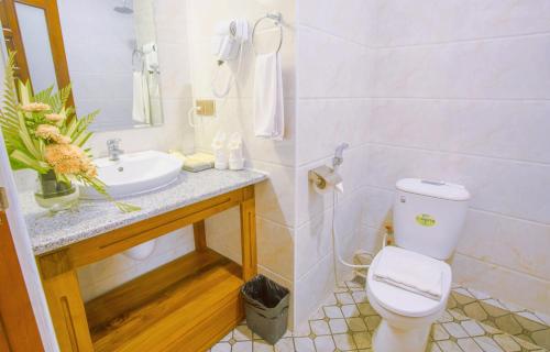 biała łazienka z toaletą i umywalką w obiekcie Mandalay Lodge Hotel w mieście Mandalaj