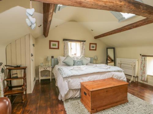 斯卡布羅的住宿－The Loft，一间卧室设有一张大床,铺有木地板