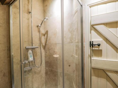 una ducha con puerta de cristal en un baño en The Loft, en Scarborough