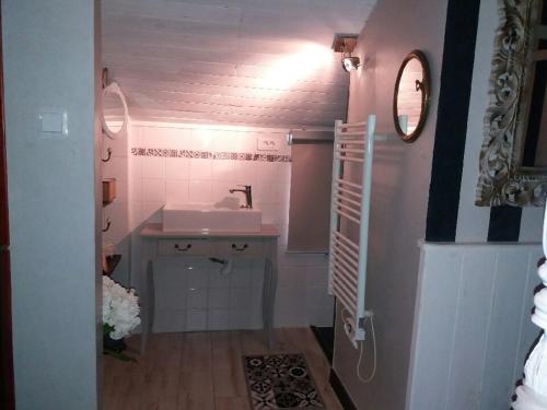 une petite salle de bain avec un lavabo et un évier dans l'établissement Chez les Dom’s, à Sainte-Cécile
