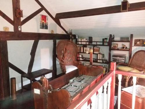 un salon avec deux chaises et un canapé dans l'établissement Chez les Dom’s, à Sainte-Cécile