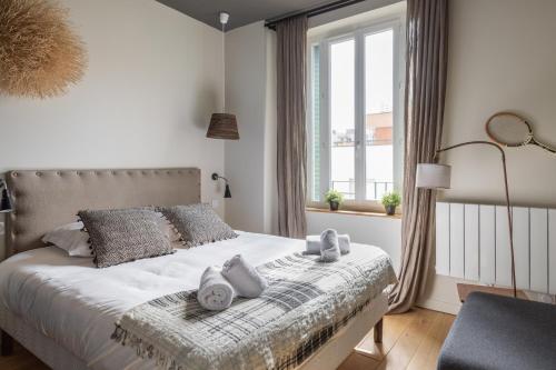 ein Schlafzimmer mit einem Bett mit Handtüchern darauf in der Unterkunft DIFY Art Déco - Charpennes in Villeurbanne