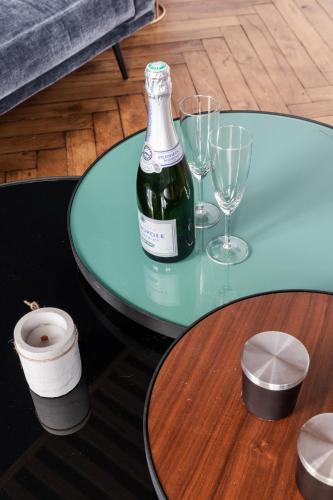 - une bouteille de vin sur une table avec deux verres dans l'établissement DIFY Roi Lyon - Hotel de Ville, à Lyon