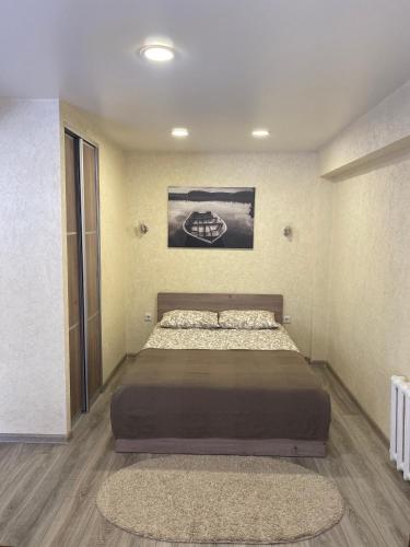 ベロクリハにあるApartment on Myasnikova 16のベッドルーム1室(ベッド2台付)が備わります。壁には絵画が飾られています。