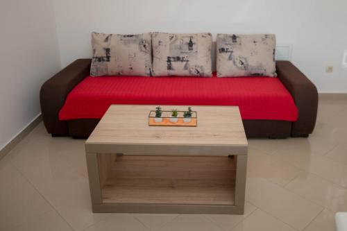 Habitación con cama con mesa y banco en Guest House Kukuljica 2, en Zaton