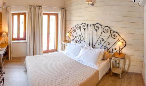 ein Schlafzimmer mit einem großen weißen Bett mit weißen Kissen in der Unterkunft Grand View Kimon in Mythimna