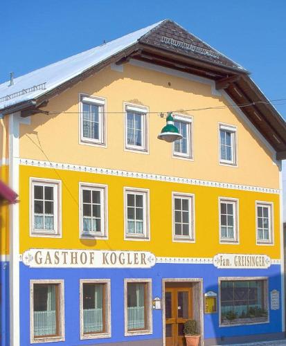 een kleurrijk gebouw met acteur Kotler erop geschreven bij Gasthof Kogler-Greisinger in Frankenmarkt