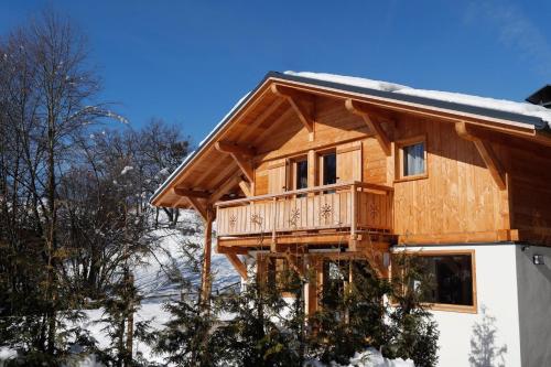 Domek z bali i balkonem w śniegu w obiekcie Prestigious Chalet w mieście Saint-Gervais-les-Bains