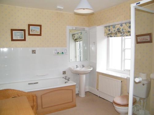 A bathroom at Yarn Market Hotel 