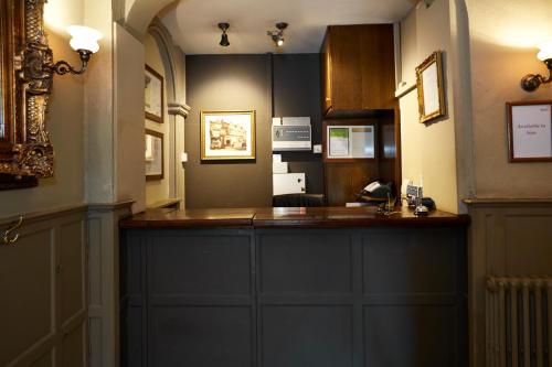 a room with a bar in a room with at Cromwell Lodge Hotel by Greene King Inns in Banbury