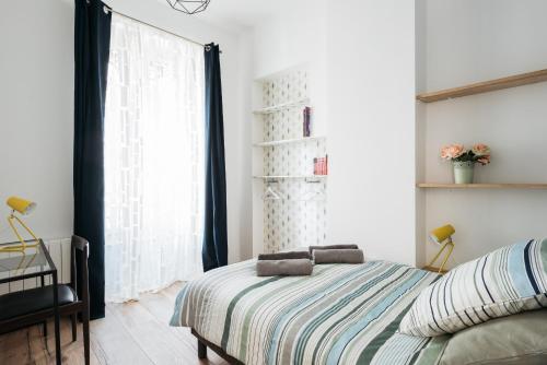 une chambre avec un lit et une fenêtre dans l'établissement DIFY Joli - Place des Brotteaux, à Lyon