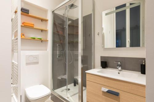 une salle de bain avec une douche, des toilettes et un lavabo dans l'établissement DIFY D'Aguesseau - Quai du Rhône, à Lyon