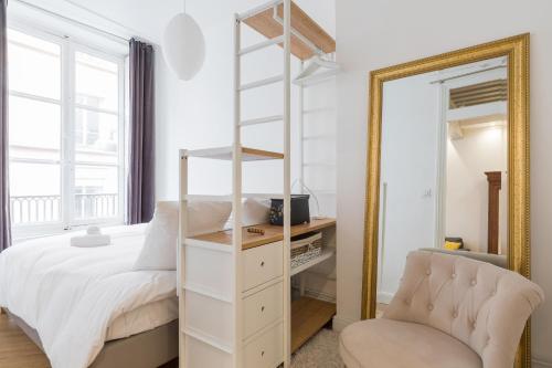 1 dormitorio con cama blanca y espejo en DIFY Lovely - Cordeliers, en Lyon