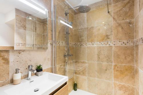 bagno con doccia e lavandino di DIFY Bonheur - Brotteaux a Lione