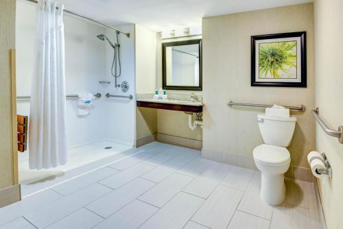 Holiday Inn Express - Neptune, an IHG Hotel tesisinde bir banyo