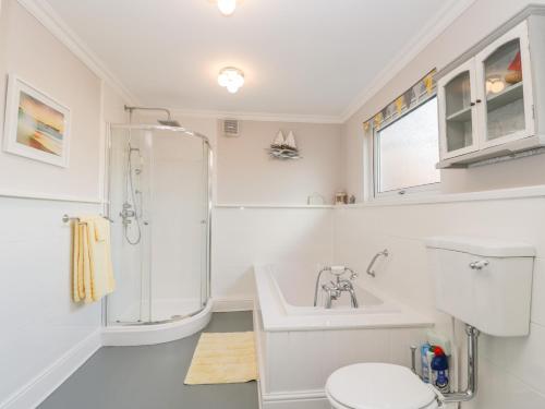 un bagno con doccia, lavandino e WC di Rosie Cottage a Filey