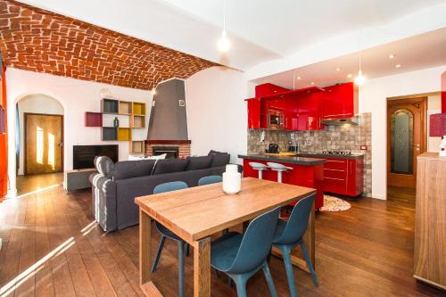 Colorful Statuto Square Design Apart