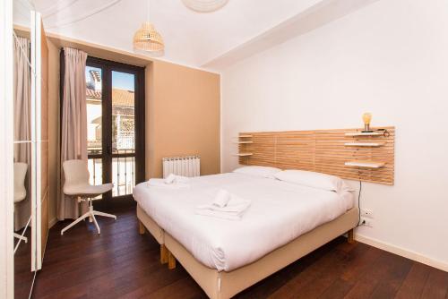 Colorful Statuto Square Design Apart – Photos 2