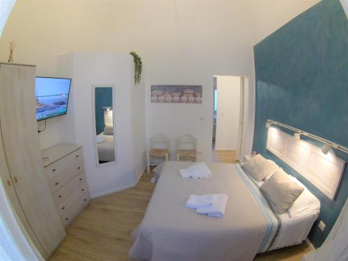 カターニアにあるDuomo Sant'Agata Apartmentsのベッドルーム1室(枕2つ付)
