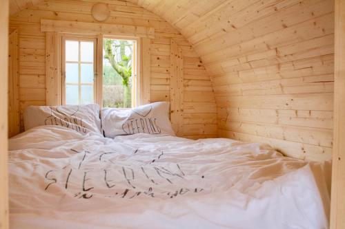 Una cama o camas en una habitación de Helshovens wijnvat