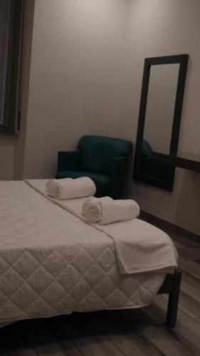 um quarto com uma cama, um espelho e uma cadeira em Suite White em Turim