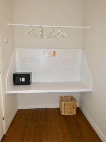 a white shelf in a room with a basket at Hotel Casa Sueño in Salas