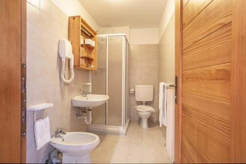 サン・マルティーノ・ディ・カストロッツァにあるRelais Clubresidenceのバスルーム(トイレ、洗面台、シャワー付)
