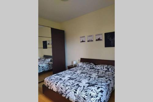 リヴィゾンドリにあるFORT. Montagna A307のベッドルーム1室(青と白の掛け布団付きのベッド1台付)