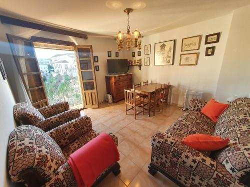 龍達的住宿－Apartamento Balcones del Tajo 2，客厅配有沙发和带电视的桌子