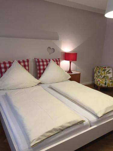 Een bed of bedden in een kamer bij Gasthof Scharnagl