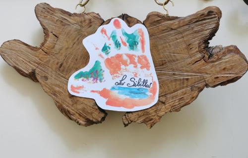 a wooden star ornament with a paw print on it at La Sibilla in Macerata