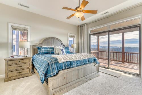 een slaapkamer met een bed en een plafondventilator bij Mountain Escape in Sugar Mountain