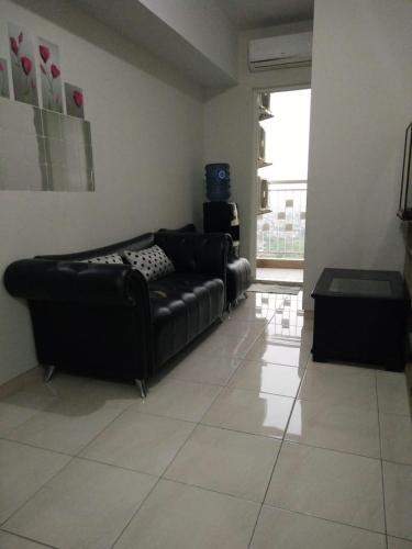 Posezení v ubytování Springlake Apartemen 2BR-Sumarecon-Bekasi, By Bu Johan