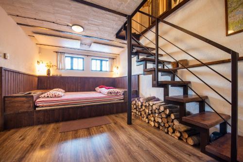 En eller flere senge i et værelse på Chata Borik