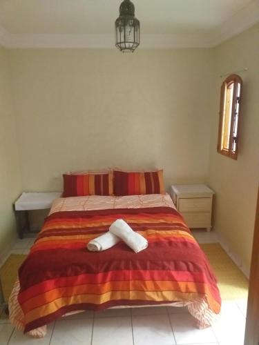 1 dormitorio con 1 cama con 2 toallas en Riad Lalla Zahra, en Marrakech