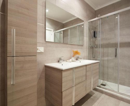 Colón by FeelFree Rentals في سان سيباستيان: حمام مع حوض ودش